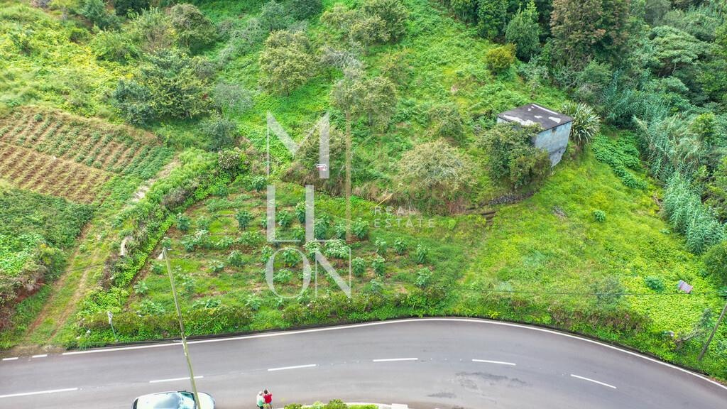 terreno com 2.450 m², situado no Atalho, Santana
