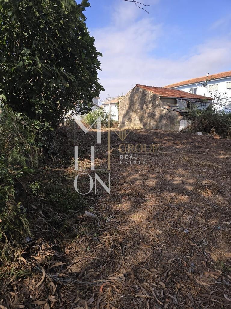 Moradia T2 com 445m² de Terreno em Canelas – Excelente Potencial