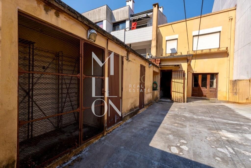 T4 de 2 pisos com logradouro - PORTO