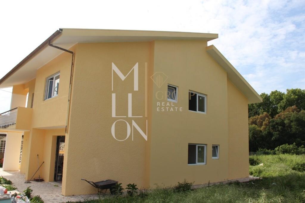 Moradia bi-familiar em remodelação - Santa Maria de Lamas