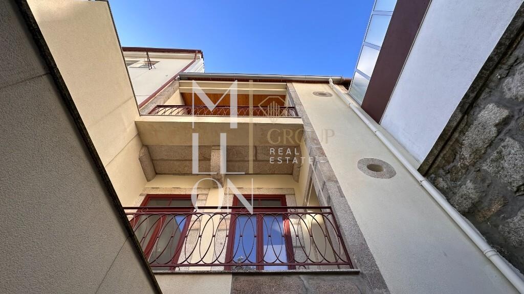 Palacete Recuperado na Baixa do Porto | 7 Estúdios + Loja