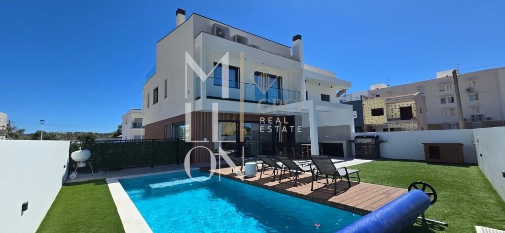 Moradia Contemporânea de Luxo com Piscina
