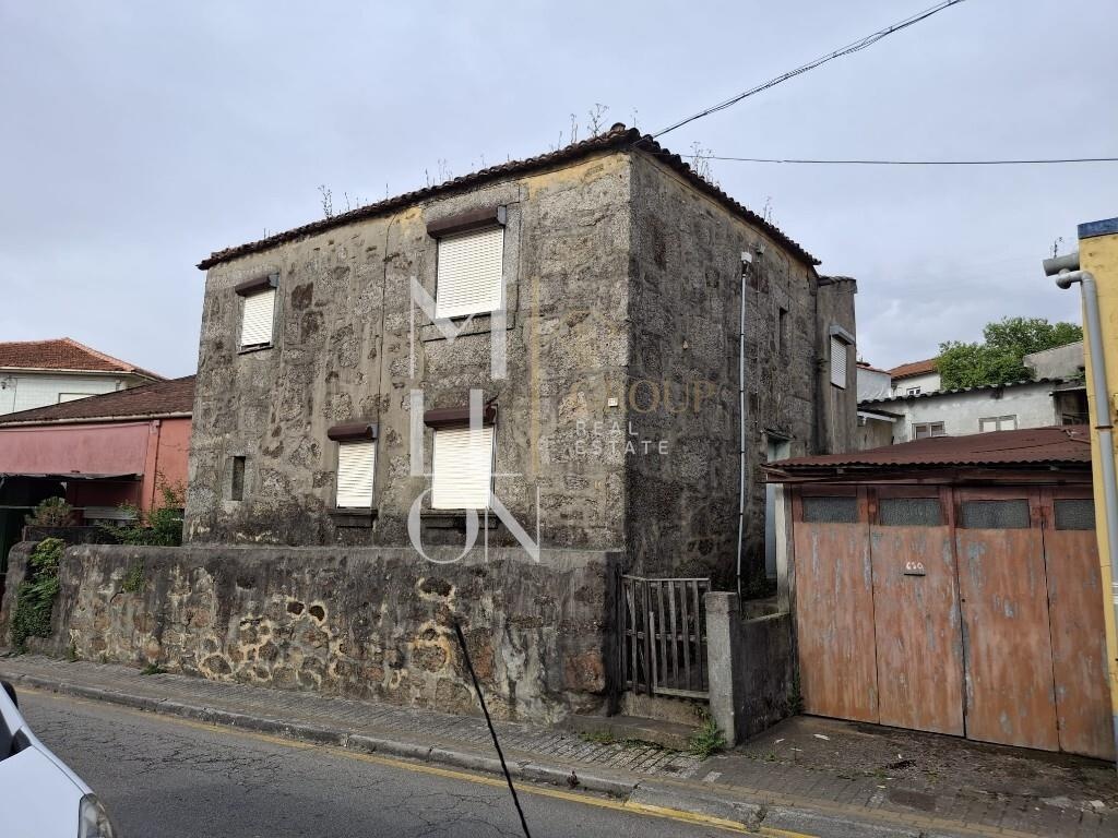 Casa adosada de dos dormitorios con gran potencial y excelente ubicación: