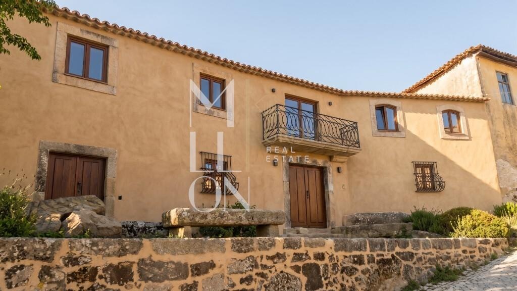 Casa em pedra com áreas generosas para renovação total.