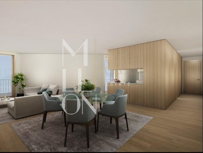 Apartamento T2 na Constituição com 2 lugares de garagem e varandas