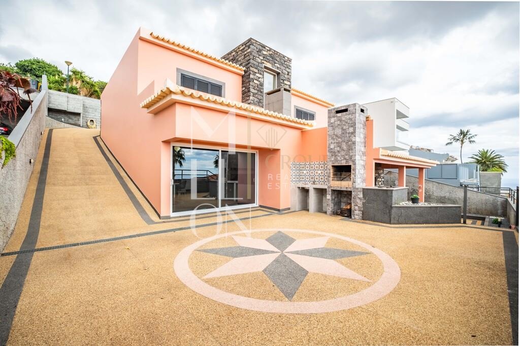 Moradia T3 Moderna com Vista Panorâmica – Pico dos Barcelos, Funchal