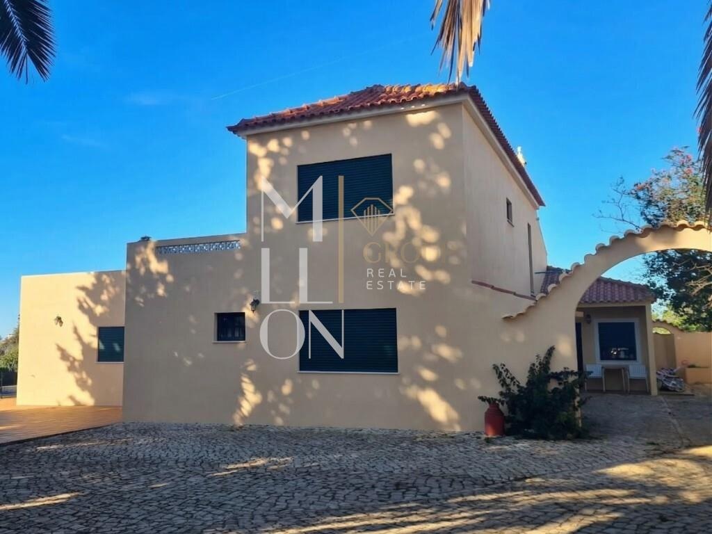 Prédio total com 6 divisões e piscina exterior – Guia / Albufeira
