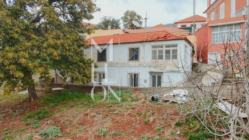 Moradia geminada inserida num lote de 400 m²