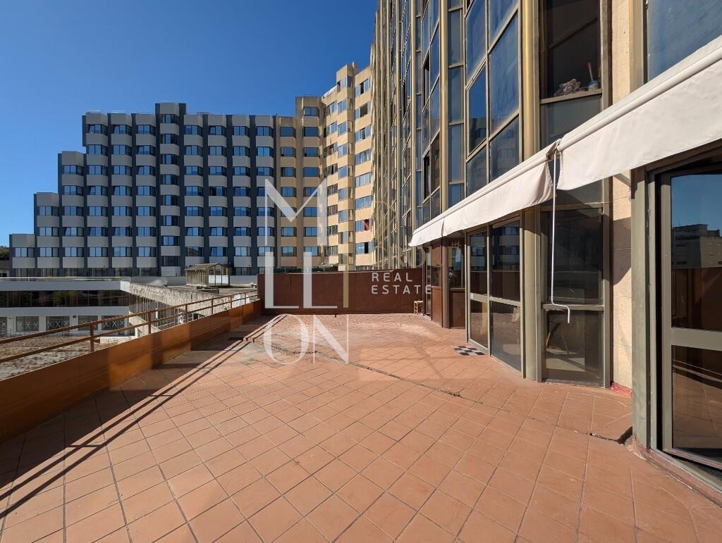 Apartamento T1+1 com garagem fechado e terraço centro Valença.