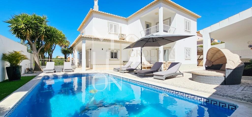 Moradia T3 360m² | Lote 609m² com Piscina Privada, Jardim e Garagem – Lagos