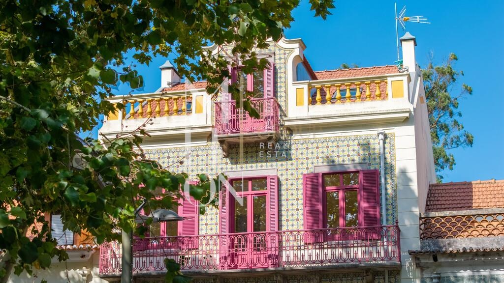 ¡Edificio reformado con licencia AL en el centro de Sintra!