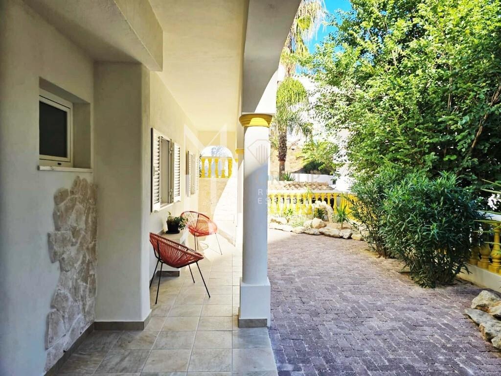 Apartamento T3 Remodelado a 330 m da Praia de Olhos de Água – Albufeira