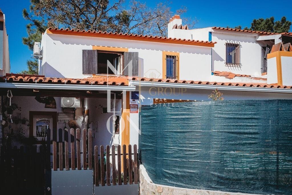 Casa de 2 dormitorios + 1 anexo, en una zona tranquila del pueblo de Óbidos.