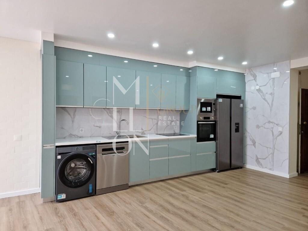 Apartamento T1+1 renovado em Vila do Conde, localizado a aproximadamente 1.000 metros da praia.