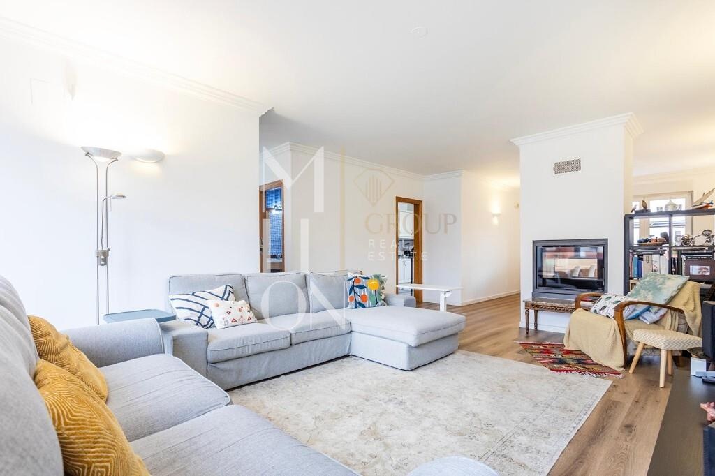 Moradia em Condomínio, com boas áreas e muita luz natural, merece a sua visita