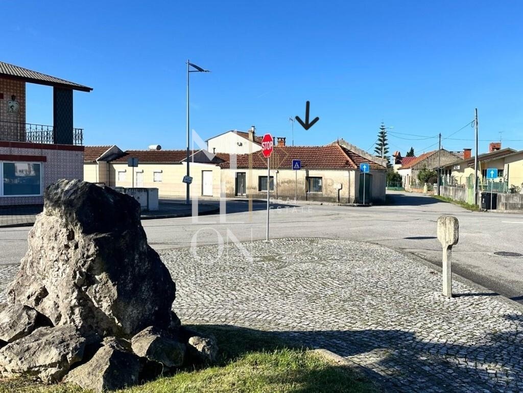 Investimento com elevado potencial – Moradia no centro de Bustos!