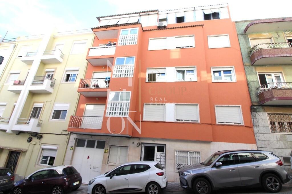 T1 in the heart of Historic Algés
