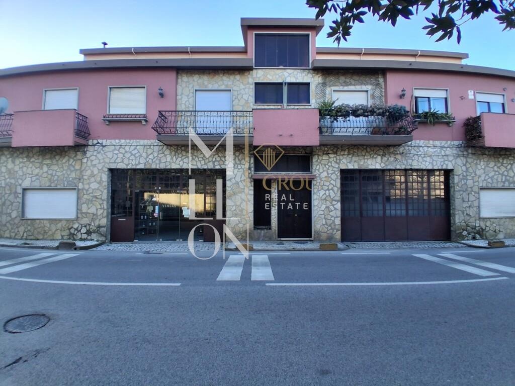 Armazém com uma área de 463 m²  – Almeirim