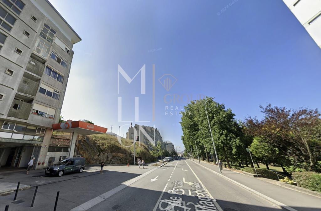 Garagem para venda na Avenida Fernão Magalhães Porto