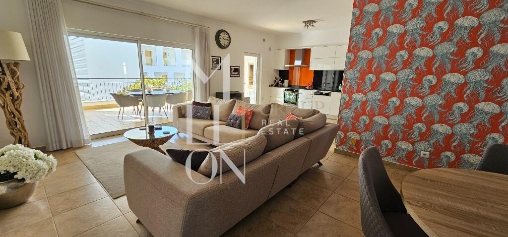 Apartamento T3 com 190m², localizado na Estrada de Porto de Mós nº23