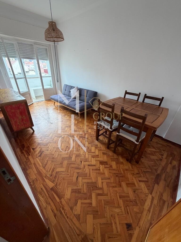 T2 renovado com vista rio em Lisboa:  Ajuda — €1.200/mês