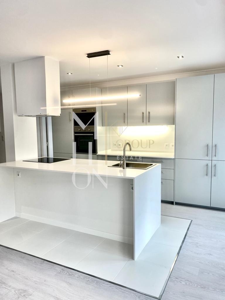 Apartamento de 3 habitaciones totalmente reformado en el barrio de Rosário – Cascais.