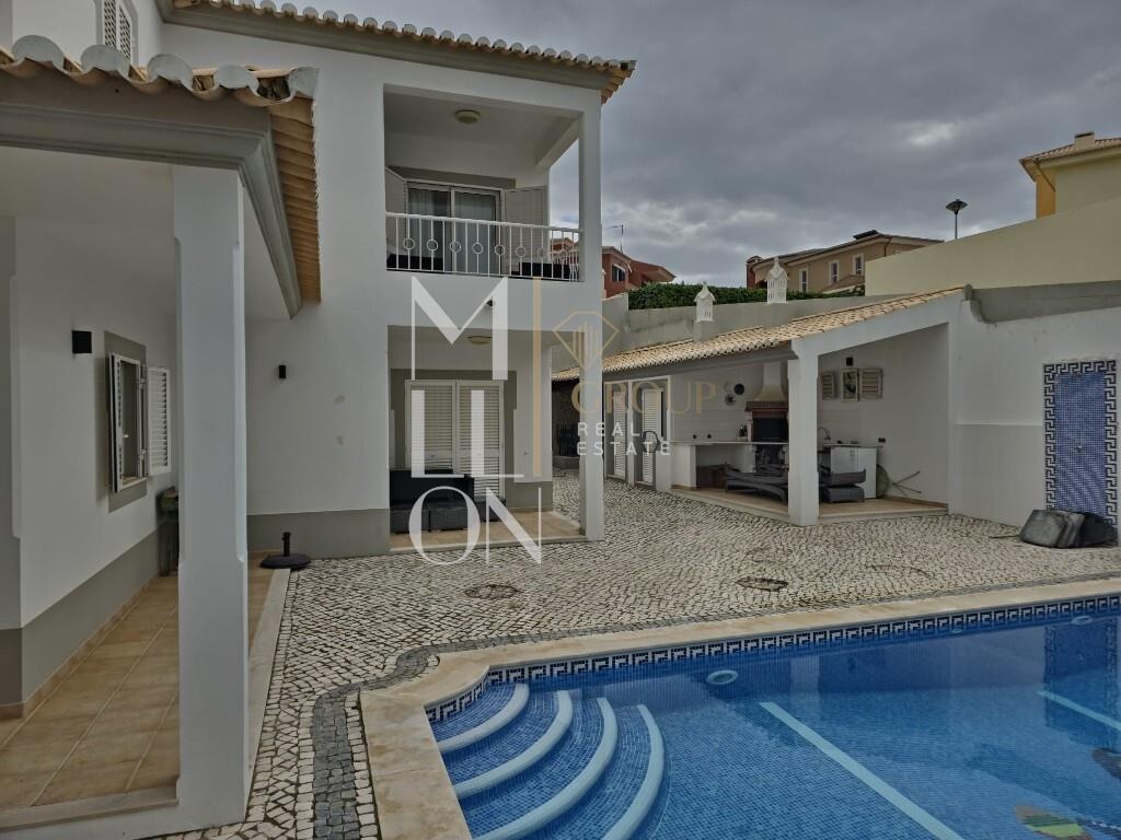 Moradia T3 360m² | Lote 609m² com Piscina Privada, Jardim e Garagem – Lagos