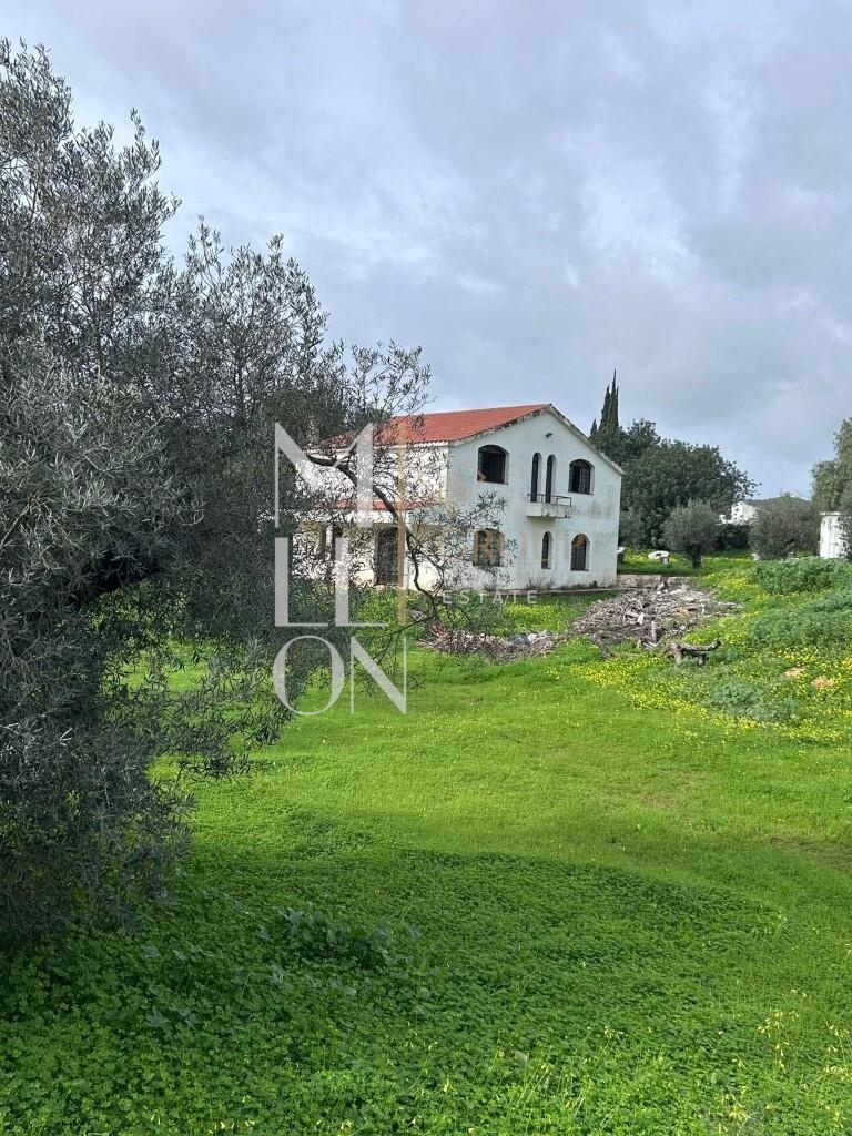 Moradia T4 com Terreno Urbano e Dois Projetos