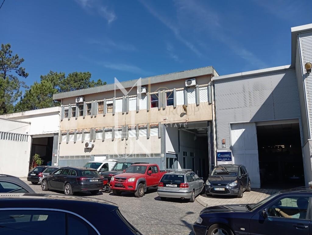 Três armazéns em Custóias.