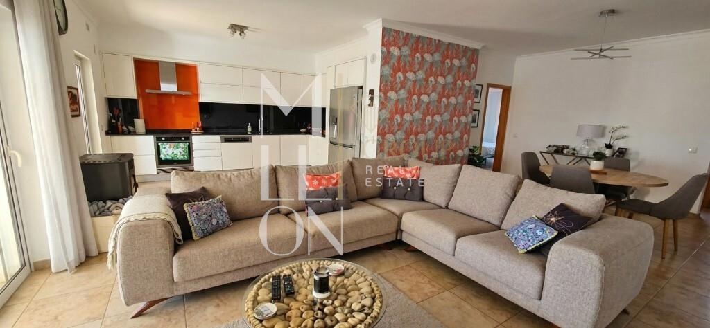 Apartamento T3 com 190m², localizado na Estrada de Porto de Mós nº23