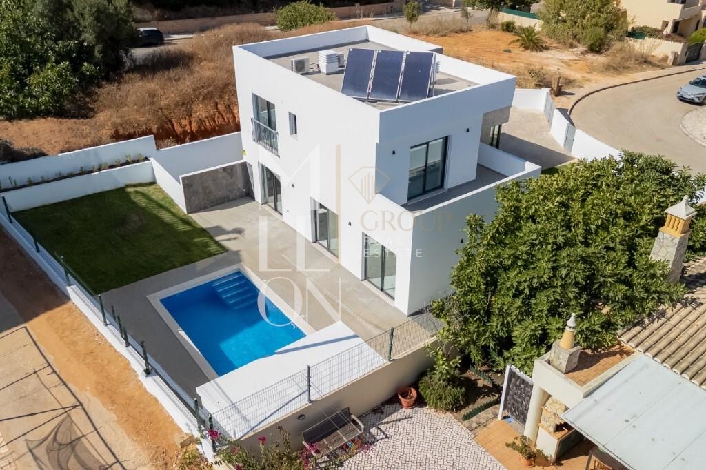 ✨ Moradia Nova T3+1 | Piscina | Jardim | 3 Suites | Zona Exclusiva | A 5 Min. da Meia Praia