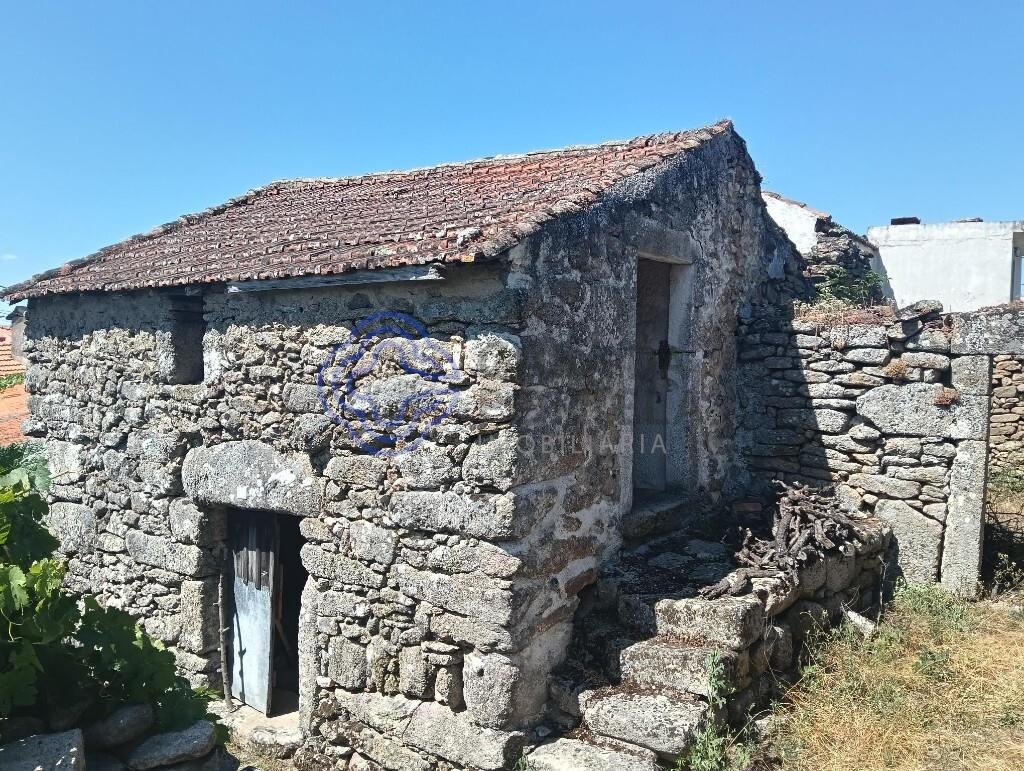 Moradia na Região do Douro á venda para recuperar em Coura Armamar