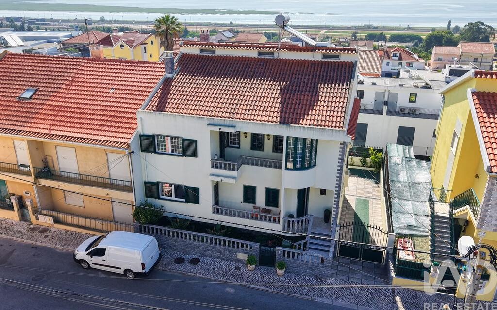 House in Sao Joao da Talha - view 1