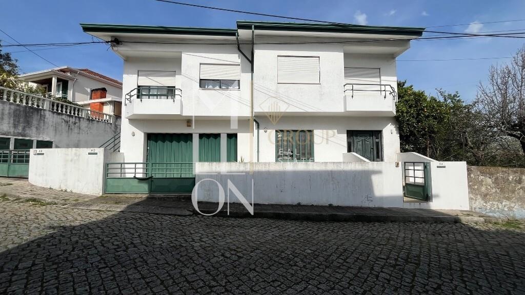 Prédio com 3 Frações independentes (dois T2 e Comercio) Cidade Maia