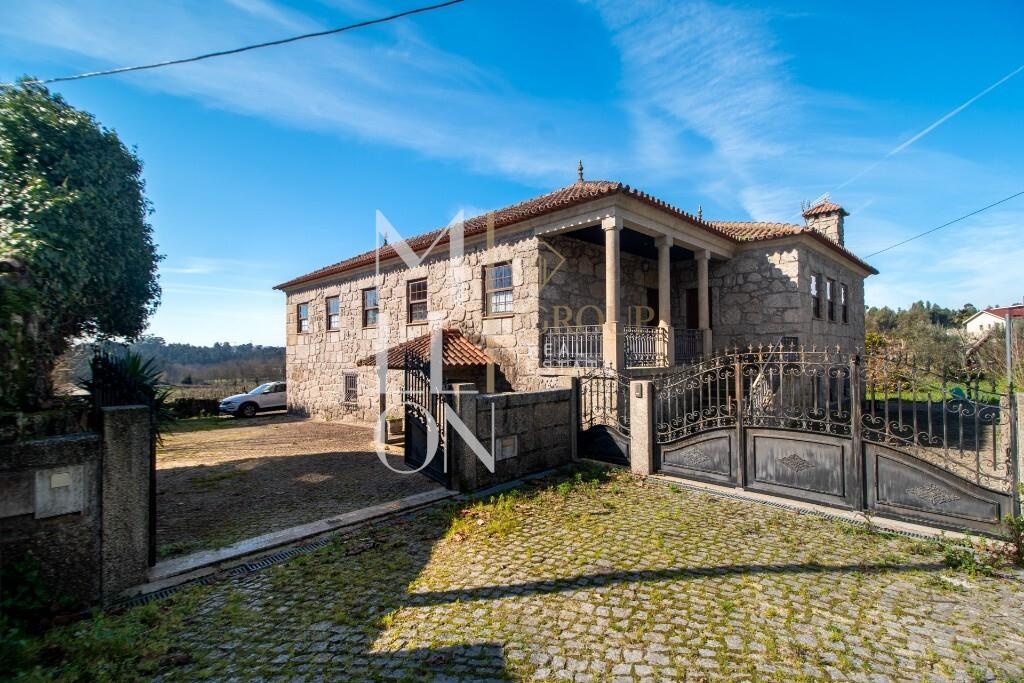 Quinta do Loureiro: Uma Casa Solar Histórica e Elegante em Lousada