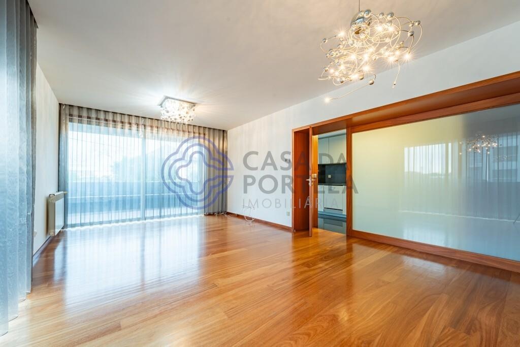 3-bedroom apartment in Arcozelo for rent.