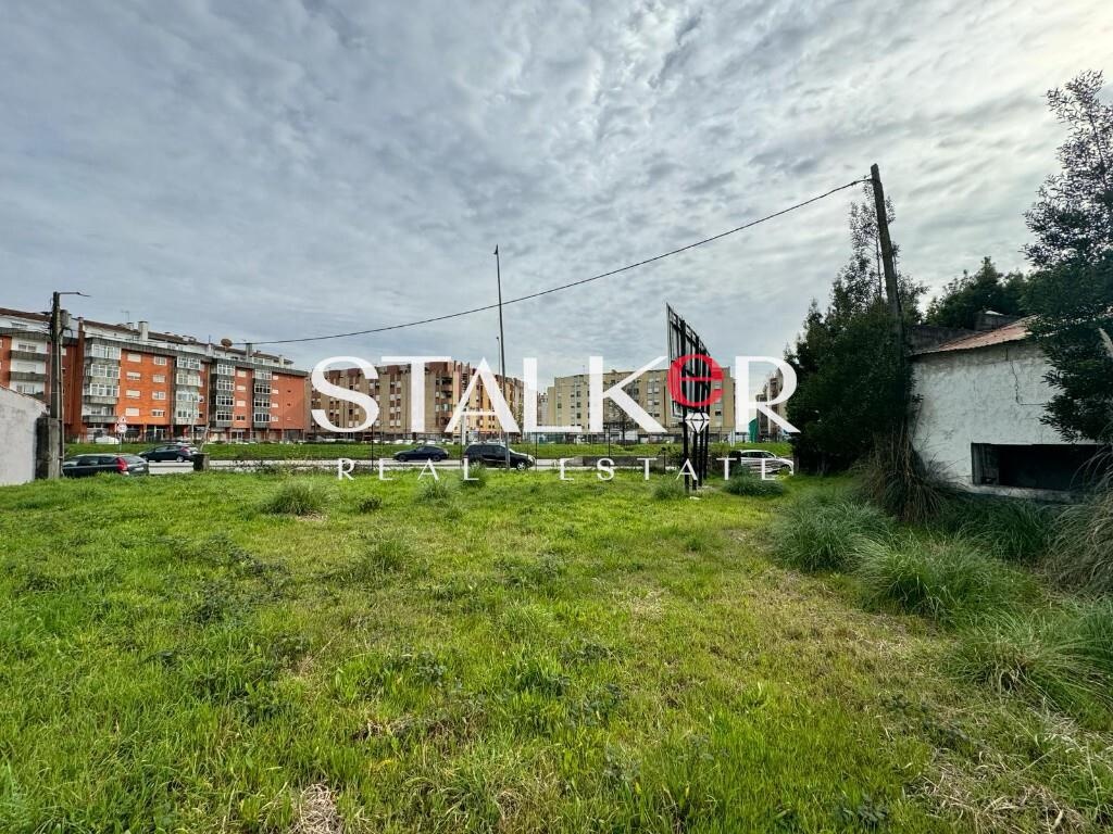 Oportunidade Única em Santa Maria da Feira: Terreno Estratégico com Acesso Inigualável!