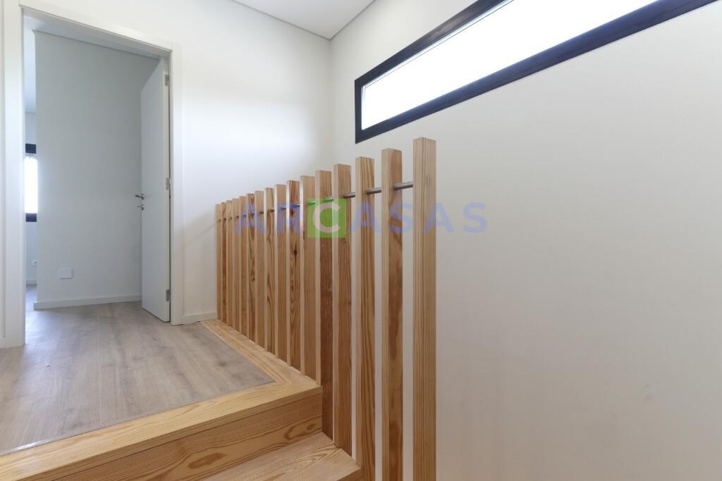 Andar Moradia Alfena com garagem fechada - escadas