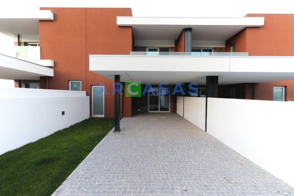 Moradia_V3_jardim_varandas_Trofa-fachada