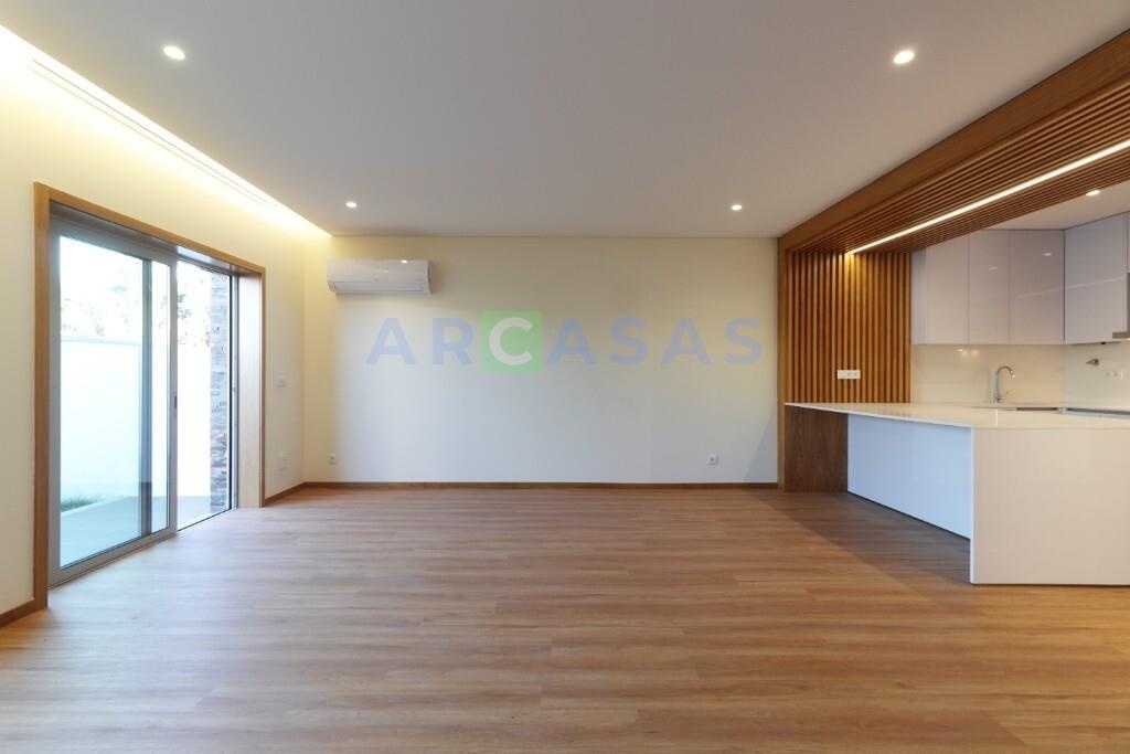 Moradia_V3_jardim_varandas_Trofa- sala e cozinha 1