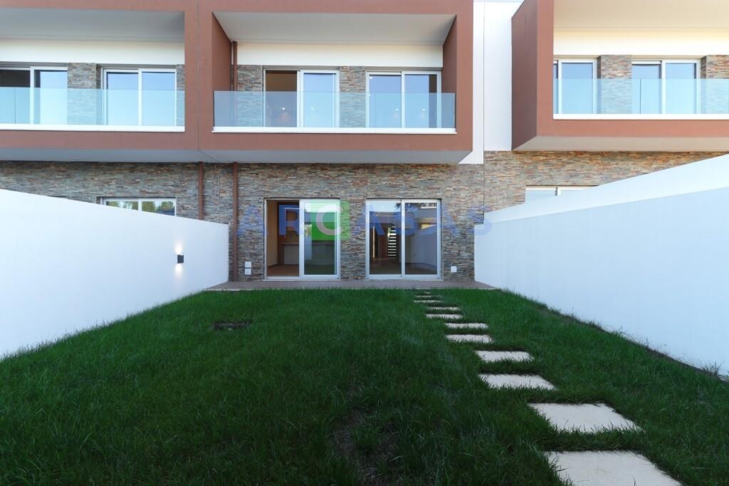 Moradia_V3_jardim_varandas_Trofa-jardim_terraço_lavandaria_sala_exterior 2