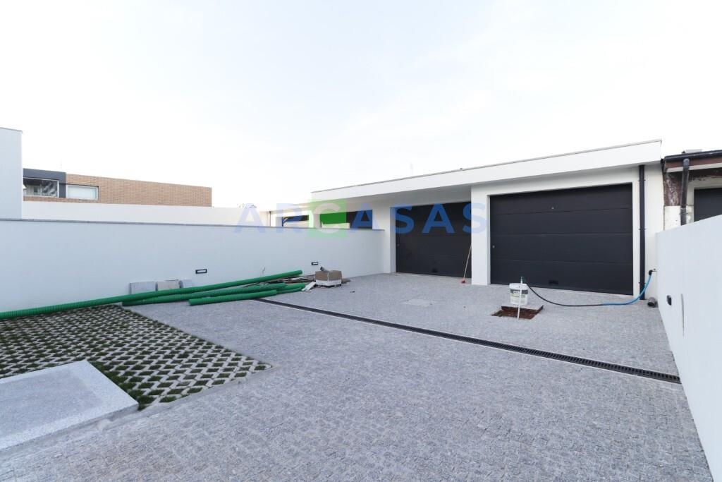 Andar Moradia Alfena com garagem fechada - garagem