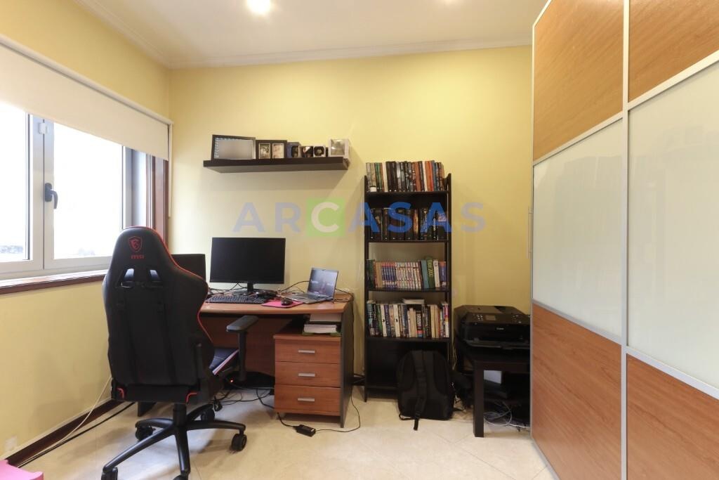 Apartamento_T3_Vilar_de_Andorinho_Vila_Nova_Gaia_garagem_varandas - escritório_quarto