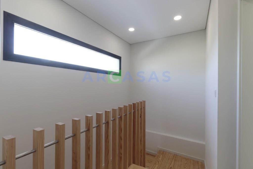 Andar Moradia Alfena com garagem fechada - escadas 1