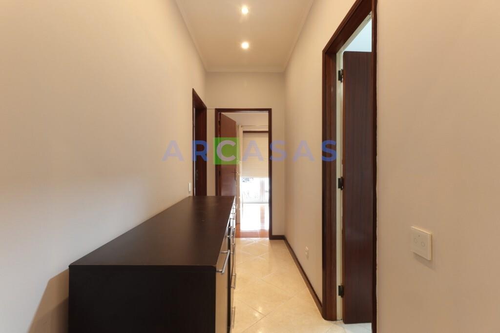 Apartamento_T3_Vilar_de_Andorinho_Vila_Nova_Gaia_garagem_varandas - corredor quartos