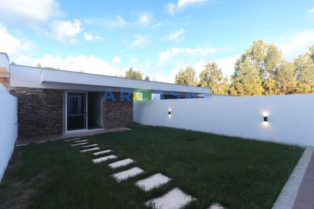 Moradia_V3_jardim_varandas_Trofa-jardim_terraço_lavandaria_sala_exterior 1