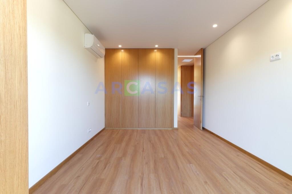 Moradia_V3_jardim_varandas_Trofa-quarto 2b