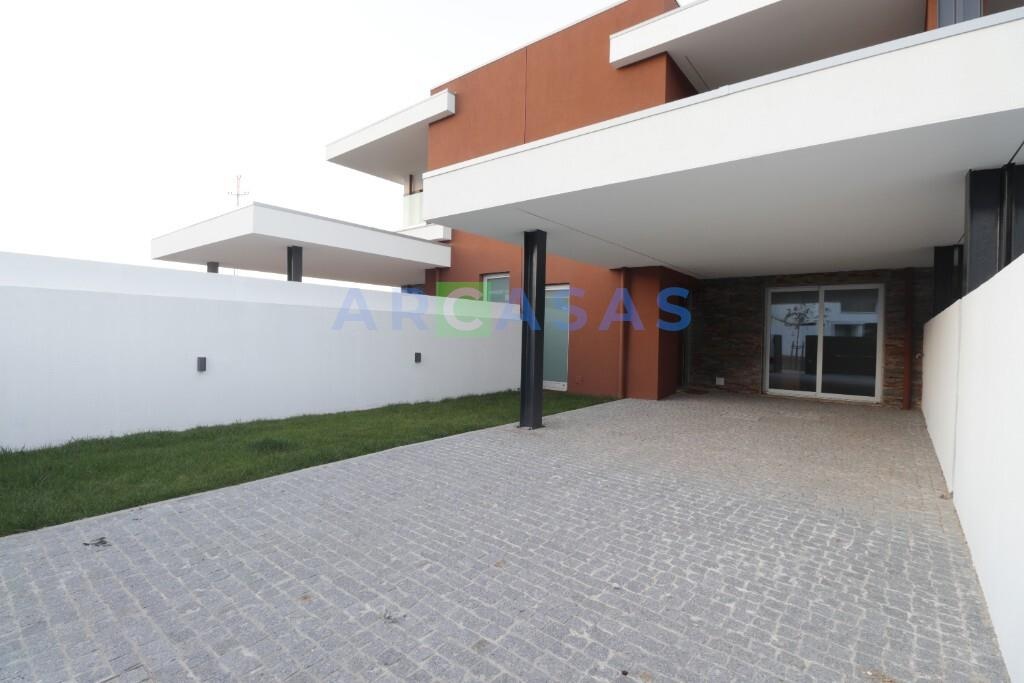 Moradia_V3_jardim_varandas_Trofa-fachada 1