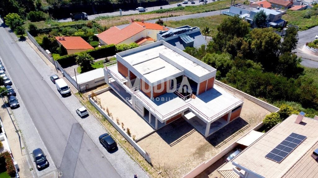 Uma moradia Exclusiva de arquitetura contemporânea numa localização premium, em Construção- Escapães