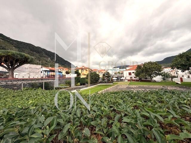 Apartamento T0 com quintal, no centro de Machico.